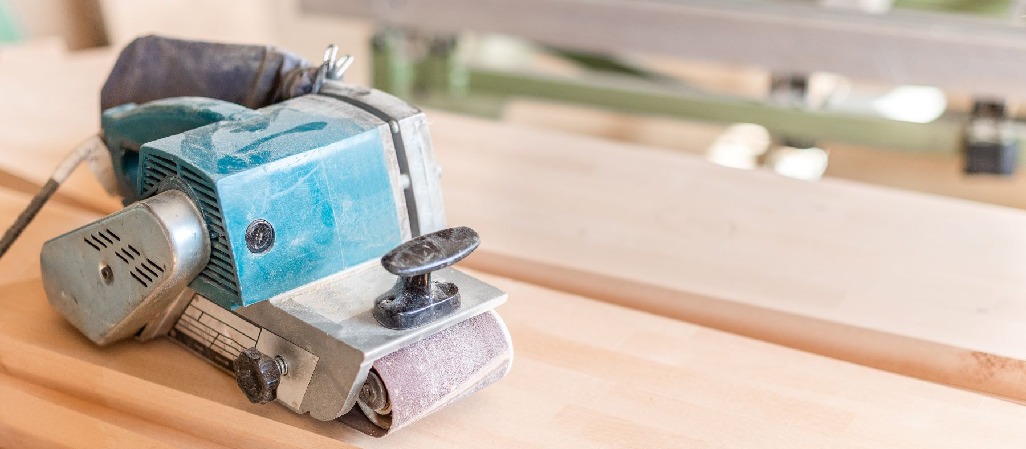 Szlifierka taśmowa – przewodnik po najlepszych modelach na rynku