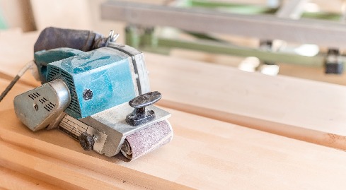 Szlifierka taśmowa – przewodnik po najlepszych modelach na rynku - grafika