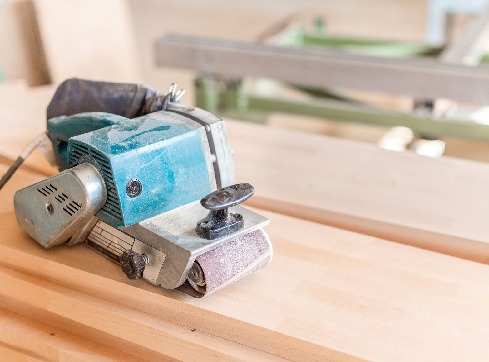 Szlifierka taśmowa – przewodnik po najlepszych modelach na rynku - grafika