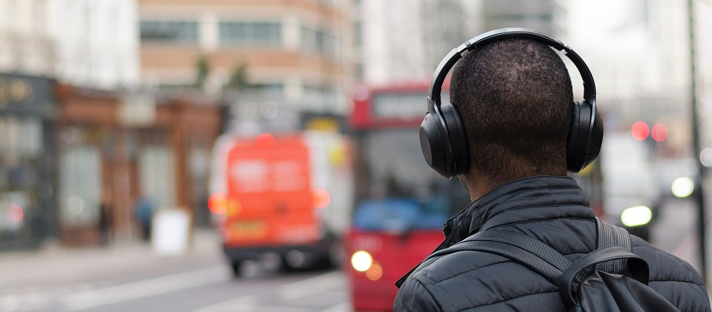 Najlepsze słuchawki na długie podróże: komfort, dźwięk i wytrzymałość