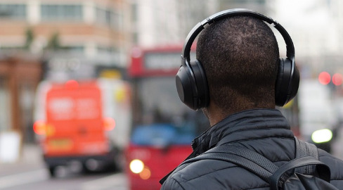 Najlepsze słuchawki na długie podróże: komfort, dźwięk i wytrzym - grafika