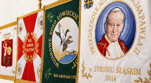 Sztandar jako symbol wartości i historii organizacji - grafika