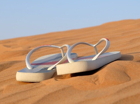 Stylowe klapki na wiosnę i lato 2022 - grafika