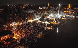 Festiwal Dwóch Jezior zaprasza na jedno z najbardziej energetycznych wydarzeń wakacji. Noc DJ-ów nad jeziorem Raduń wraca do Wałcza