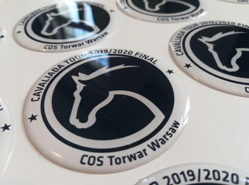 Jak wykorzystać naklejki w swojej firmie? Sprawdzone sposoby - grafika