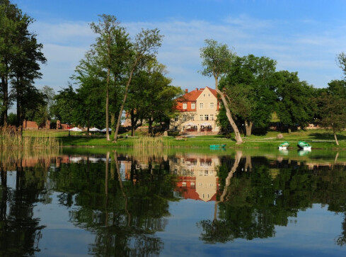 Pobyt nad jeziorem – jaki nocleg wybrać? - grafika