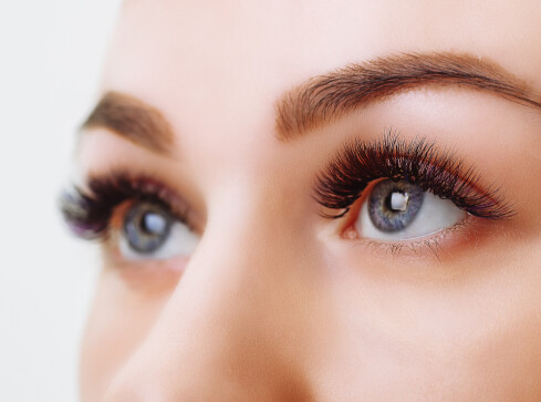 Regeneracja zniszczonych rzęs - grafika