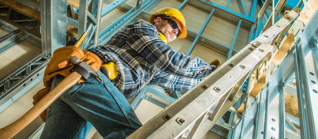 Drabiny wysuwane a wymagania dotyczące bezpieczeństwa podczas instalacji?