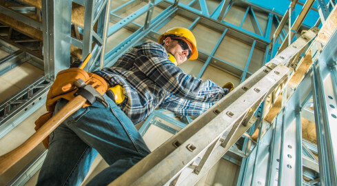 Drabiny wysuwane a wymagania dotyczące bezpieczeństwa podczas instal - grafika