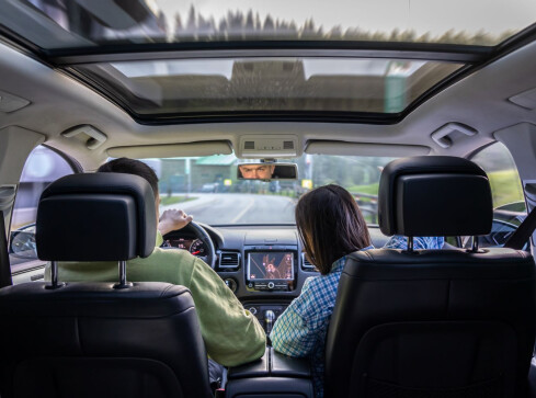 Jakie akcesoria warto mieć w samochodzie na długie podróże? - grafika