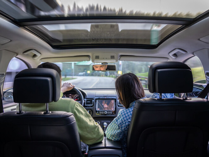 Jakie akcesoria warto mieć w samochodzie na długie podróże? - grafika