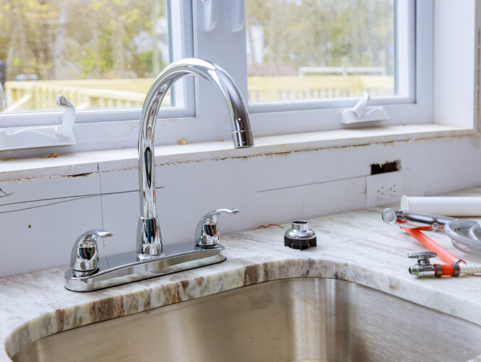 Jakie są najważniejsze różnice między zlewozmywakami z granitu a  - grafika