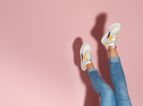 Jak nosić sneakersy damskie? Stylizacje na każdą okazję - grafika