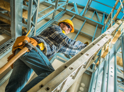 Drabiny wysuwane a wymagania dotyczące bezpieczeństwa podczas instal - grafika