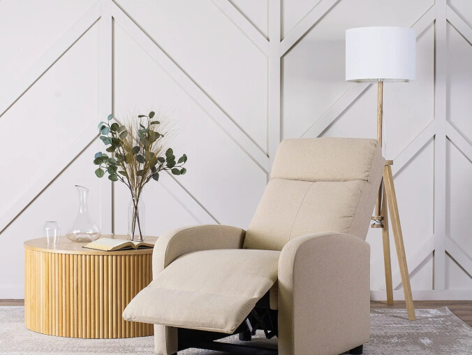 Fotel do sypialni - miejsce do relaksu, a może dodatkowe miejsce do s - grafika