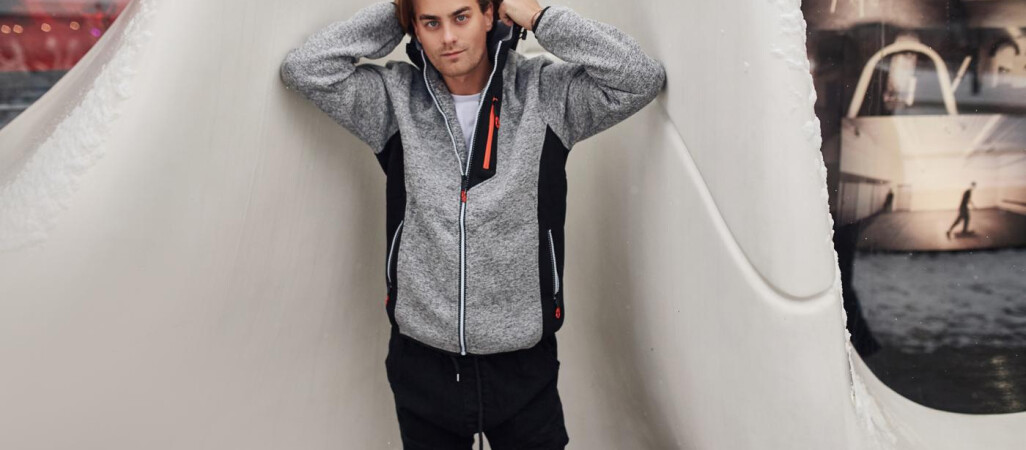 Młodzieżowa bluza męska, która sprawdzi się w pracy