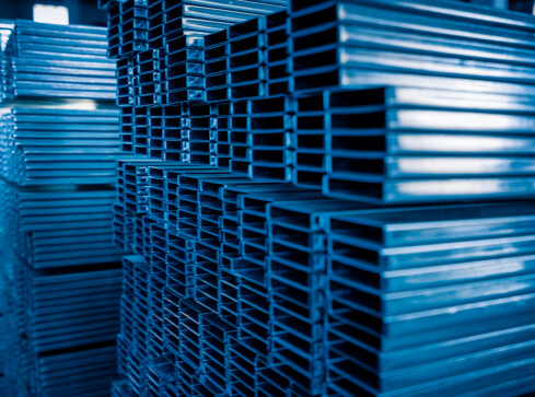 Ceowniki stalowe – trwałość i wszechstronność w zastosowaniach  - grafika