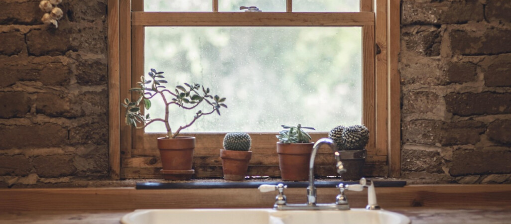 Jak urządzić przytulną kuchnię? Przewodnik po wyborze firanek, bieżników i akcesoriów!