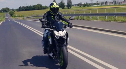 Jak wybrać kask motocyklowy w dobrej cenie? Przegląd dobrych kasków - grafika