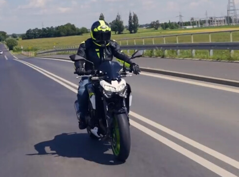 Jak wybrać kask motocyklowy w dobrej cenie? Przegląd dobrych kasków - grafika