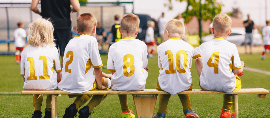 Twoja pociecha uczestniczy w zajęciach z piłki nożnej dla dzieci? Koniecznie przeczytaj ten artykuł!