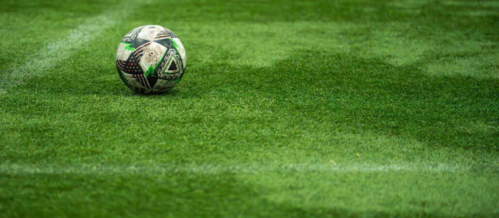 Jak rotacja składu pomaga drużynie piłkarskiej przetrwać intensywny sezon?