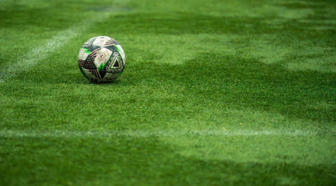 Jak rotacja składu pomaga drużynie piłkarskiej przetrwać intensywn - grafika