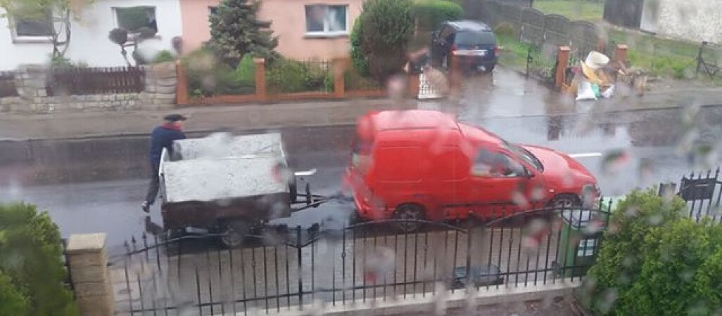 Odpady wielkogabarytowe zalegają na ulicy 