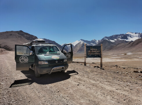 Seniorzy zwiedzają świat - grafika