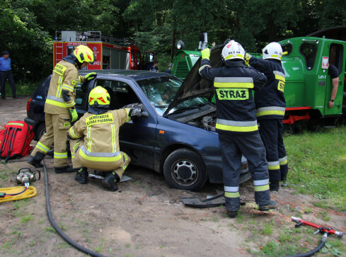 Pociąg uderzył w samochód - grafika