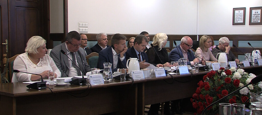 Bez podwyżek ciepła. Za to szukanie pieniędzy na oświatę