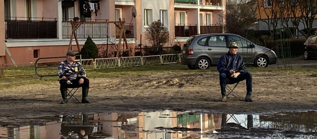 Mieszkańcy osiedla wędkują w błocie