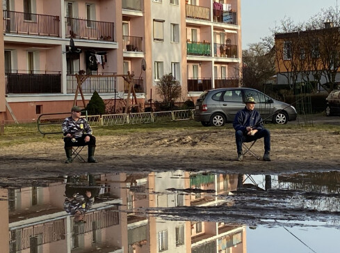 Mieszkańcy osiedla wędkują w błocie - grafika