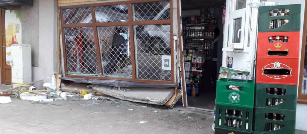 Wjechała autem do sklepu po... jedną butelkę alkoholu