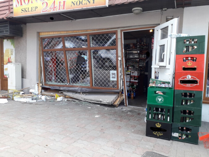 Wjechała autem do sklepu po... jedną butelkę alkoholu - grafika