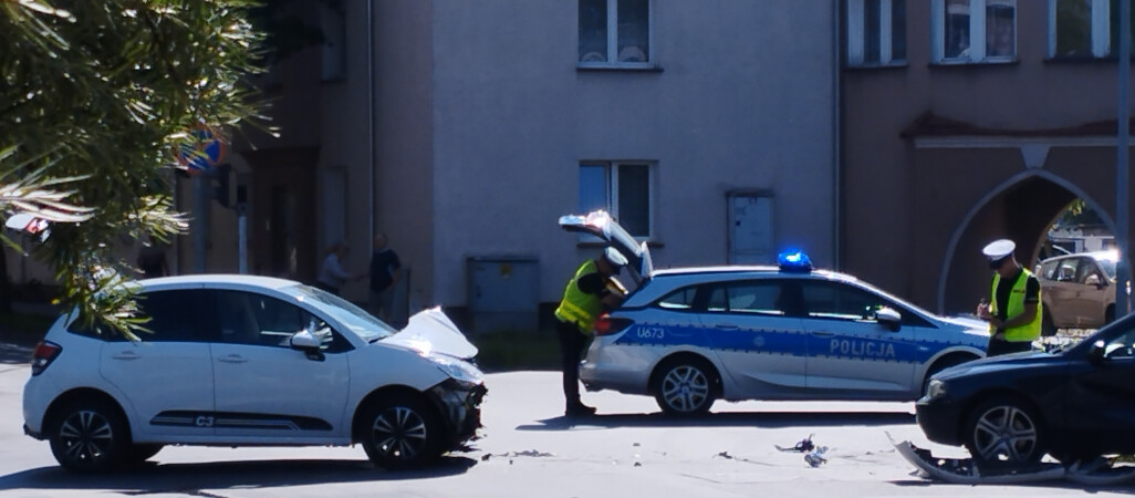 Wypadek na skrzyżowaniu przy kościele