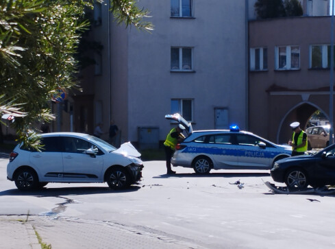 Wypadek na skrzyżowaniu przy kościele - grafika