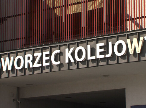 Dworzec PKP w Chodzieży bez kasy biletowej - grafika