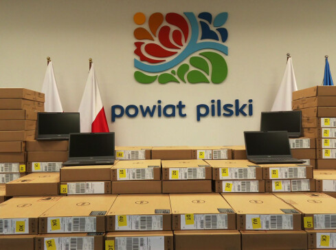 Ponad 300 laptopów dla szkół powiatu pilskiego - grafika