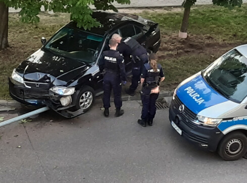Kolizja przy ul. Promiennej w Pile. Sprawca zbiegł z miejsca zdarzeni - grafika
