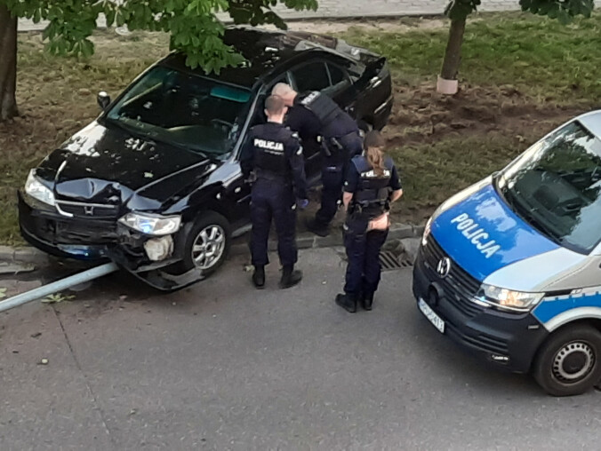 Kolizja przy ul. Promiennej w Pile. Sprawca zbiegł z miejsca zdarzeni - grafika