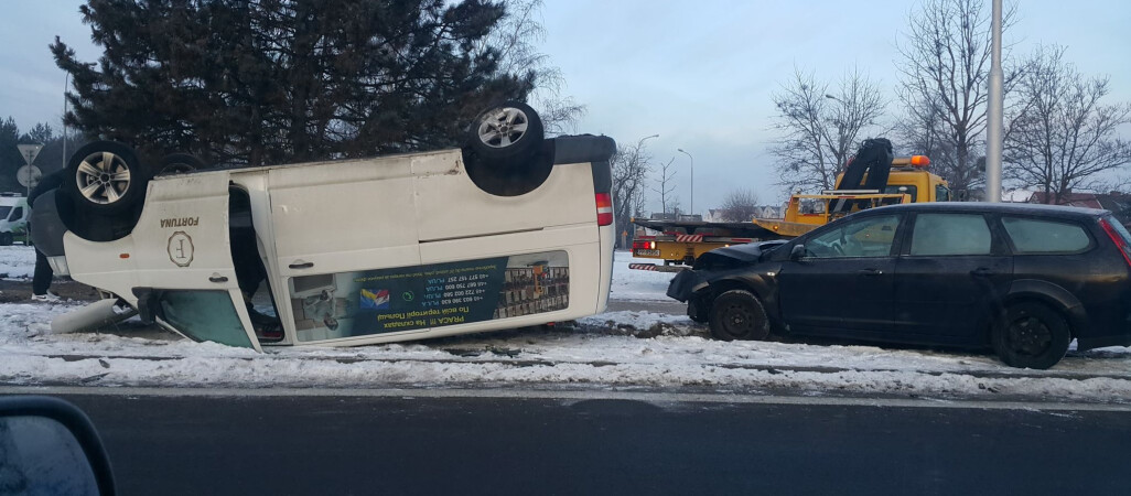 Dachowanie na rondzie. Kierowca był pijany!