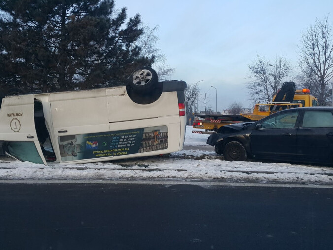 Dachowanie na rondzie. Kierowca był pijany!  - grafika