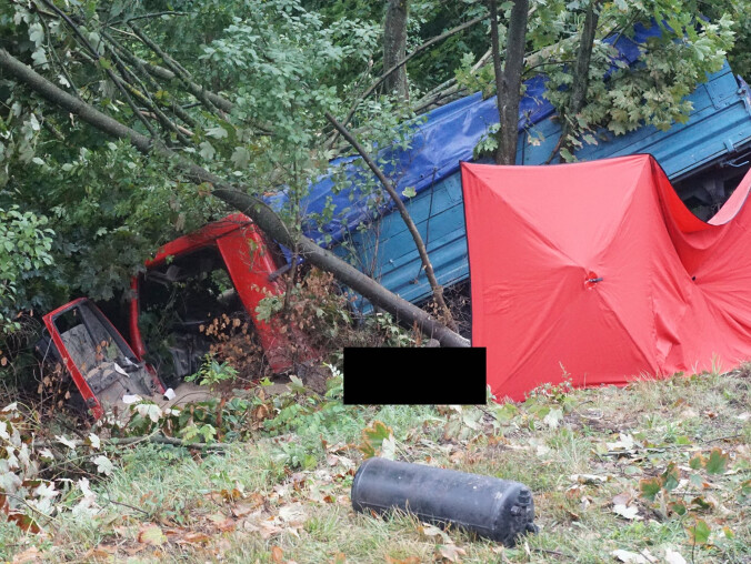 Tragedia w Kuźnicy Czarnkowskiej. Zginął kierowca ciężarówki - grafika