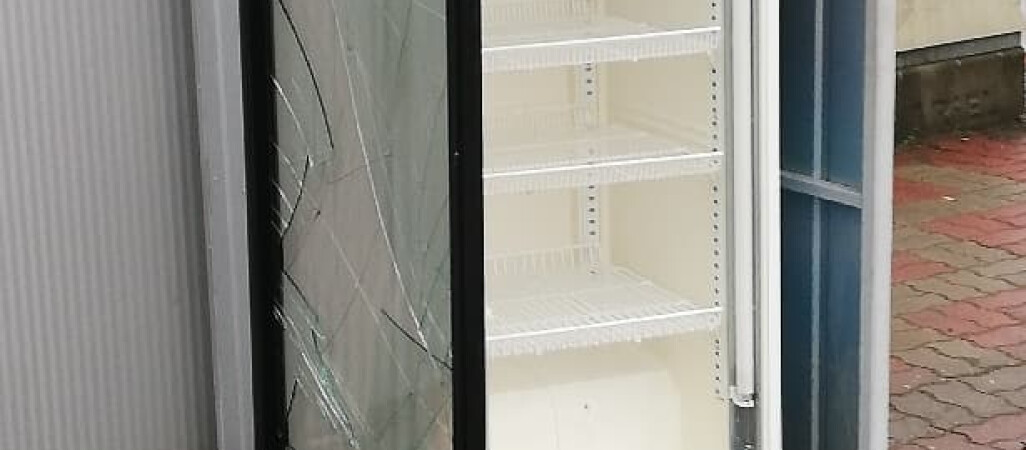 Lodówka społeczna zdewastowana