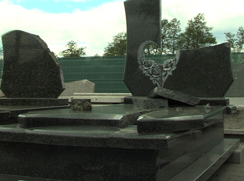 50 nowych nagrobków rozbitych. Jest nagroda za wskazanie sprawcy  - grafika