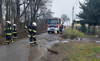 Wichury nad Polską. Strażacy walczą ze skutkami wiatru