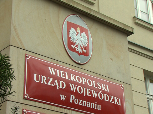 Opóźnienia w wypłatach środków na uchodźców - grafika