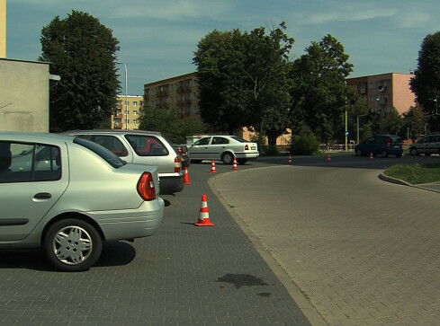 Parkingi przy marketach pod lupą UOKiK  - grafika