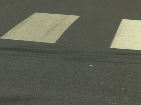 Dwójka dzieci potrącona na pasach  - grafika